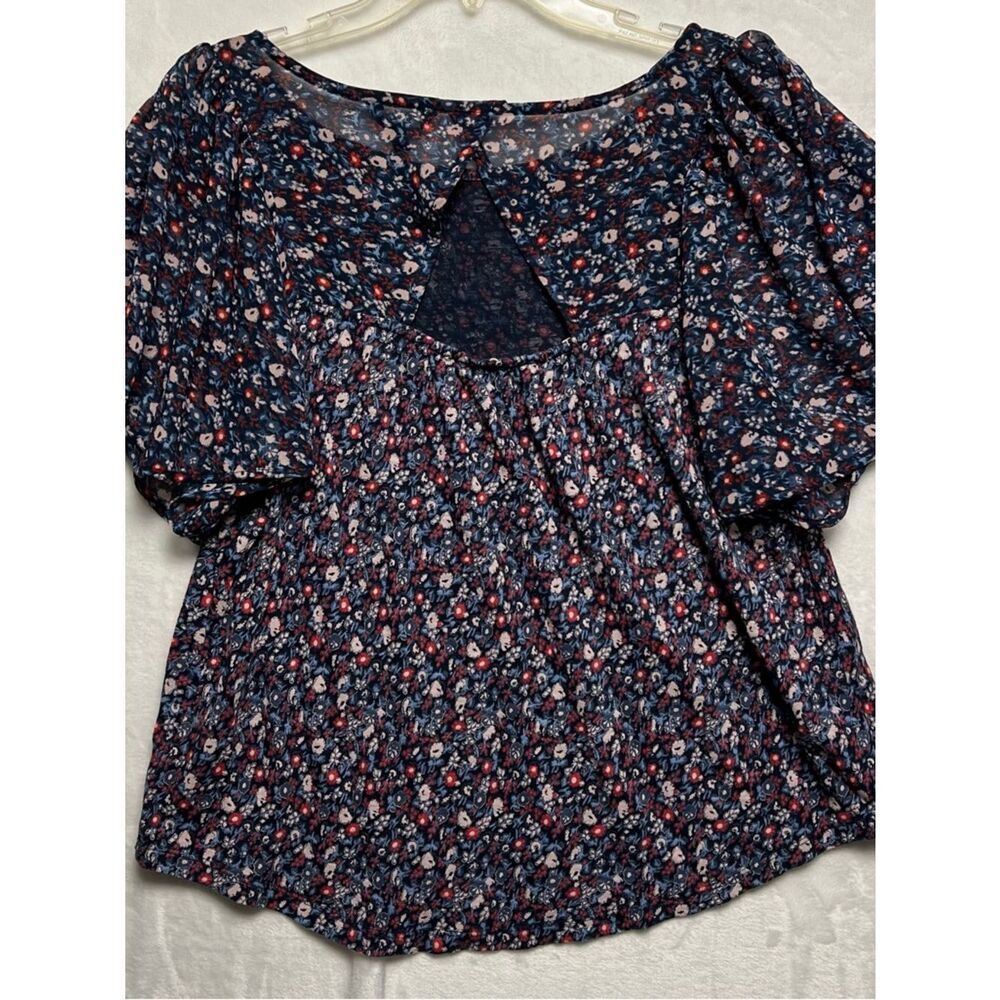 Lucky Brand Blouse Womens Size M Navy Blue Pink Floral Flutter Sleeve Boho - Picture 4 of 7